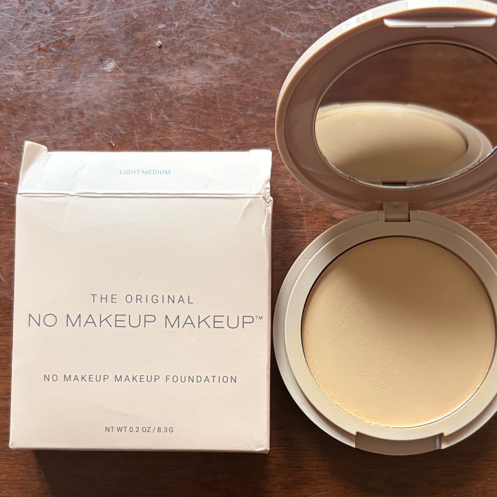 No Makeup Makeup Compact Foundation - Light/Medium
